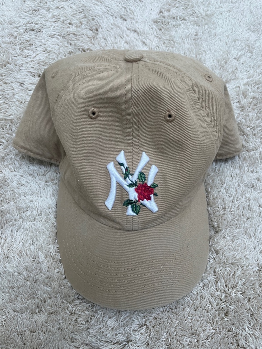 '47 NY Yankees Cap with White Embroidered Rose Logo